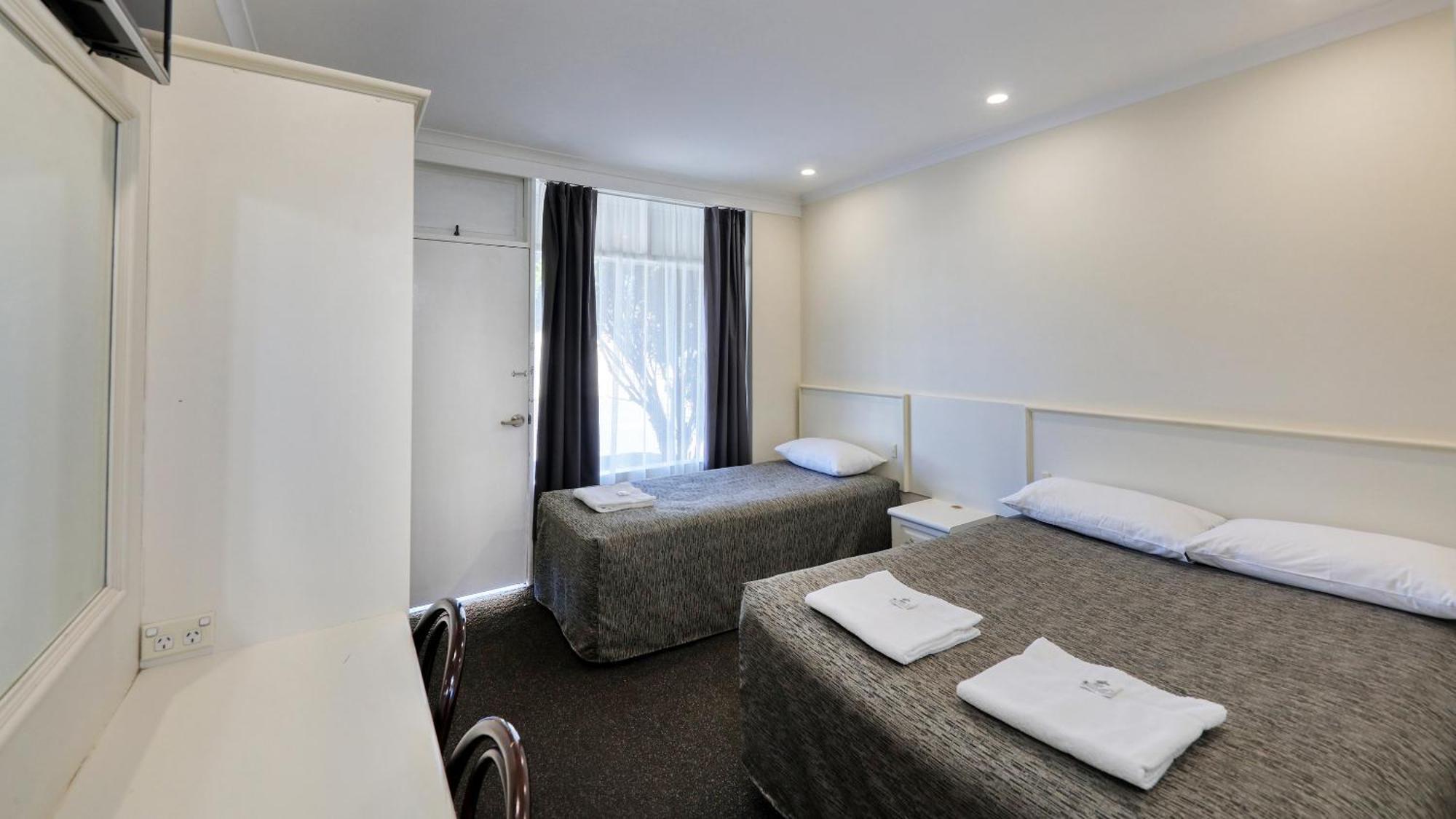 Coachman Hotel Motel Parkes Exterior photo