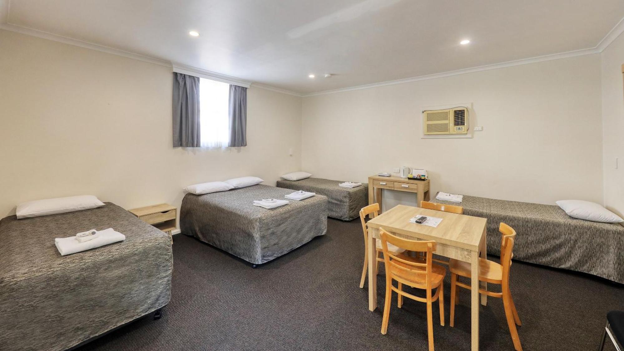 Coachman Hotel Motel Parkes Exterior photo