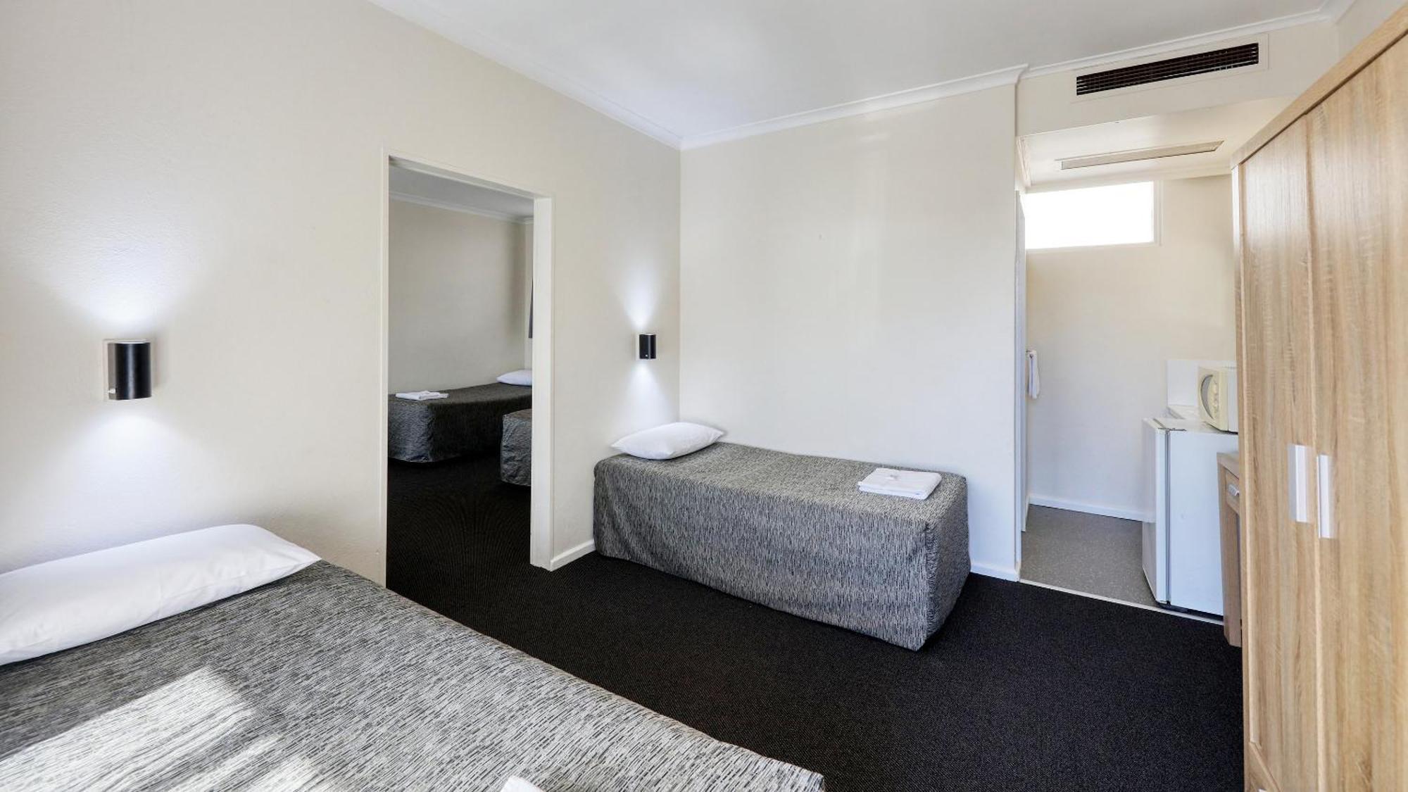Coachman Hotel Motel Parkes Exterior photo